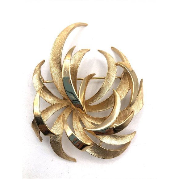 Vintage TRIFARI  Brooch Polished and Textured Floral Spray Goldtone Brooch - Picture 2 of 8